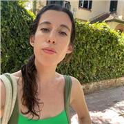 Adapto mis clases al nivel de cada alumno. Tengo mucha experiencia en fotografía analógica y digital. A su vez tabajo hace mas de 8 años en el sector textil y del diseño de modas, por lo que cuento con mucha experiencia y conocimiento sobre el rubro
